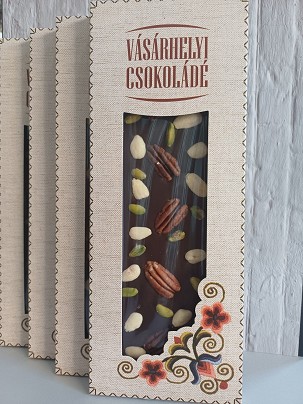 Étcsokoládé pekándióval, mandulával és pisztáciával