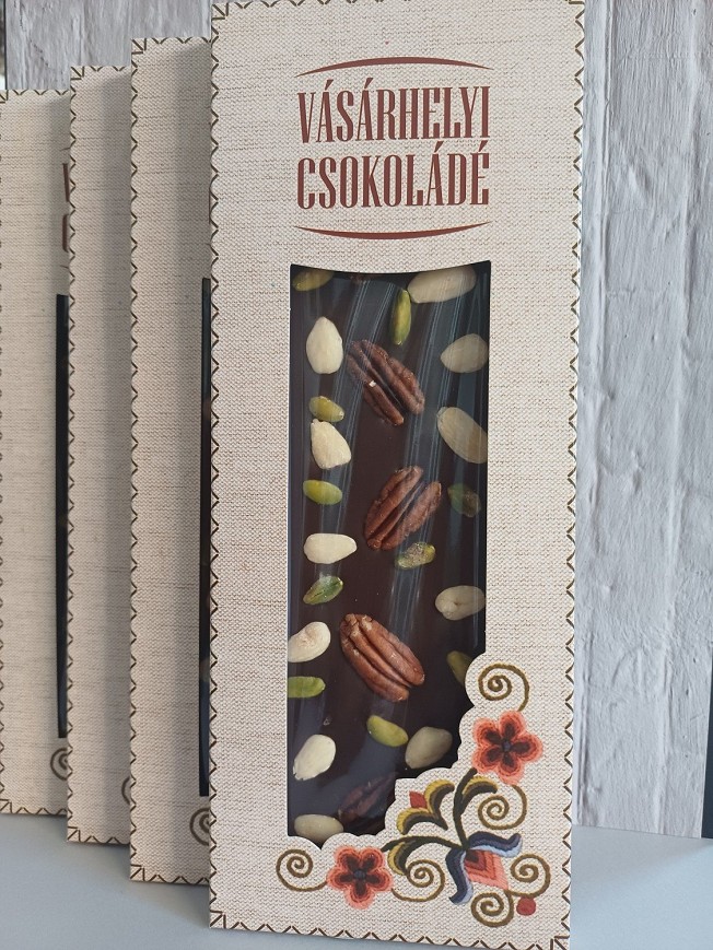 Étcsokoládé pekándióval, mandulával és pisztáciával