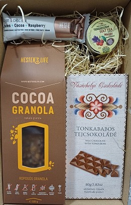 Kakaós granola, datolyás–kakaós–málnás szelet, tonkababos tejcsokoládé, sült tea